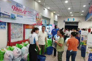 Người dân mua sắm tại gian hàng siêu thị nhân ái (Ảnh: HỒNG ANH)