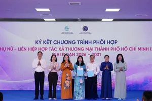 Đại diện Saigon Co.op ký kết chương trình phối hợp với Hội Liên hiệp Phụ nữ TPHCM (Ảnh: LAN ANH)