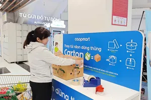 Khách hàng được khuyến khích sử dụng túi môi trường, đóng gói thùng carton thay vì sử dụng túi nilon (Ảnh: HỒNG CHÂU)