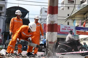 Nhân viên Công ty Điện lực Gia Định chuẩn bị cắt hạ trụ điện cũ