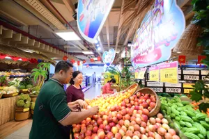 Khách hàng chọn củ quả tại siêu thị Co.opmart, TPHCM (ẢNH: MINH XUÂN)