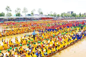 Đông đảo vận động viên, người dân tại giải đua ghe Ngo TP Cần Thơ năm 2025 (ẢNH: TUẤN QUANG)