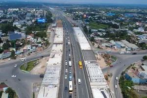 Công trường dự án mở rộng đường cao tốc TPHCM - Long Thành đoạn qua nút giao với quốc lộ 51, TP Đồng Nai nhìn từ trên cao (ẢNH: PHÚ NGÂN)