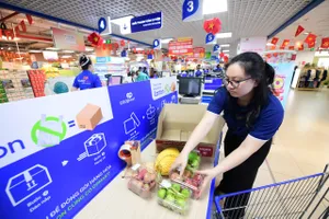 Doanh nghiệp bán lẻ tham gia đường đua ESG bằng chuẩn hóa hệ thống, khuyến khích người tiêu dùng hạn chế sử dụng nhựa (ẢNH: HỒNG CHÂU)