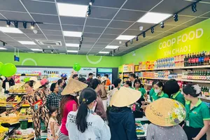 Người tiêu dùng mua sắm tại Co.op Food Nguyễn Xiển (ẢNH: CHÂU ANH)