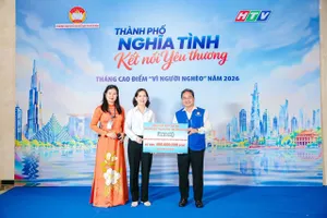 Đại diện Saigon Co.op trao kinh phí hỗ trợ chăm lo cho người nghèo (LAN ANH)