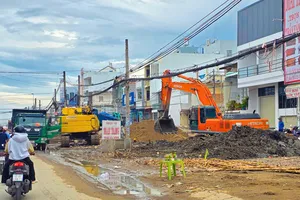 Nhà thầu huy động nhân lực, máy móc tổ chức thi công đoạn quốc lộ 91, ngày 19-10 (ẢNH: QUANG TUẤN)