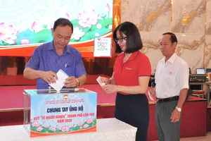 Người dân, doanh nghiệp đóng góp Quỹ “Vì người nghèo” ở TP Cần Thơ (ẢNH: QUANG TUẤN)