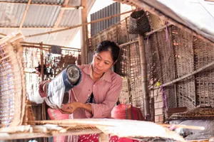Nghệ nhân ở xã Trảng Bàng, tỉnh Tây Ninh sản xuất bánh tráng (ẢNH: KIM NGÂN)
