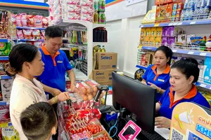 Cửa hàng nhỏ đang trở thành lợi thế thu hút khách mua sắm ở các khu dân cư (ẢNH: MINH XUÂN)