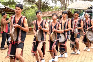 Nghệ nhân ở Măng Đen, tỉnh Quảng Ngãi biểu diễn cồng chiêng phục vụ du khách (ẢNH: HỒNG PHƯƠNG)