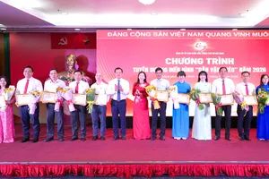 Bà Võ Thị Mai Thanh, Ủy viên Ban thường vụ Đảng ủy EVNHCMC (bìa phải) đại diện đơn vị nhận giấy khen của Đảng ủy UBND TPHCM (ẢNH: VIỆT HOA)