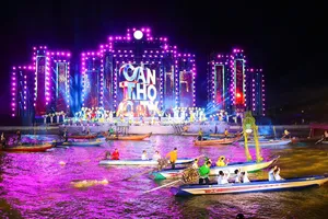 Hình ảnh đêm khai mạc Lễ hội Văn hóa sông nước Cần Thơ lần I - 2025 (ẢNH: TINH ANH)