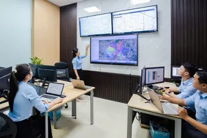 Nhân viên TAWACO trình bày về ứng dụng GIS trong sản xuất kinh doanh, phục vụ khách hàng Ảnh: TÂM NGUYỄN