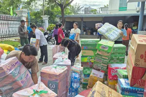 Hàng hóa cứu trợ đồng bào phía Bắc được tập kết để chuyển lên xe