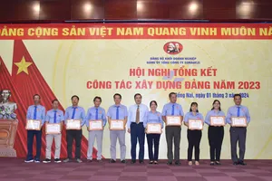 Đảng ủy Tổng công ty Sonadezi trao thưởng cho các tập thể, cá nhân xuất sắc trong công tác xây dựng Đảng năm 2023