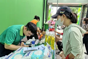 Người dân mua hàng tại “Phiên chợ Hạnh phúc”