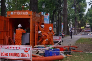 Nhân viên EVNHCMC kiểm tra, duy tu thường xuyên để đảm bảo an toàn cấp điện cho thành phố