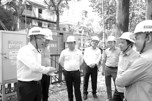 Ông Nguyễn Văn Thanh, Tổng Giám đốc EVNHCMC (bìa trái) báo cáo với lãnh đạo EVN và đoàn công tác khi kiểm tra hiện trường