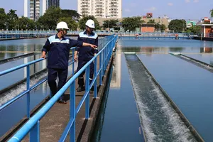 Nhân viên nhà máy nước túc trực xuyên suốt để đảm bảo cấp nước an toàn, liên tục phục vụ dịp lễ 30-4