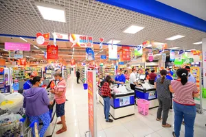 Khách hàng chờ thanh toán tại một siêu thị Co.opmart, TPHCM