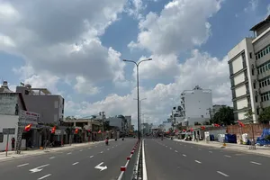 Đường Dương Quảng Hàm, quận Gò Vấp, TPHCM thông thoáng sau khi được ngầm hóa lưới điện và cáp viễn thông - Ảnh: ĐỨC HÙNG 