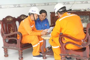 Nhân viên điện lực TPHCM hướng dẫn người dân sử dụng điện an toàn, tiết kiệm