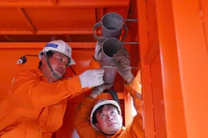 Nhân viên EVNHCMC vận hành hệ thống điện 