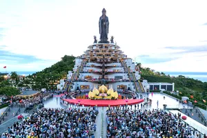 Đông đảo du khách và Phật tử chiêm bái Xá lợi Đức Phật được tôn trí trên đỉnh núi Bà Đen từ ngày 8 đến 12-5 Ảnh: HẢI TRIỀU