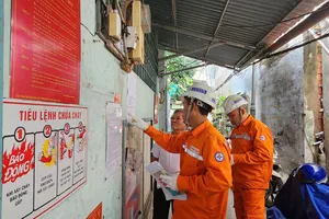 Nhân viên ngành điện TPHCM tăng cường tuyên truyền giá điện đến các khu nhà trọ