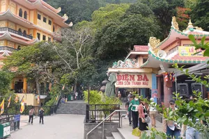 Chùa Bà trên núi Bà Đen thu hút nhiều du khách thăm viếng