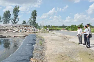 Lực lượng chức năng kiểm tra hệ thống xử lý rác thải tại một nhà máy xử lý rác thải ở huyện Thạnh Hóa, tỉnh Long An