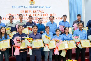 LĐLĐ tỉnh Sóc Trăng trao cờ thi đua cho các tập thể đạt thành tích xuất sắc