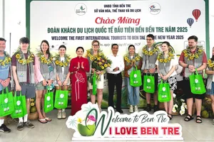 Tàu du lịch phục vụ khách tham quan sông nước hữu tình tại quê hương xứ dừa. Ảnh: TRẦN LỢI