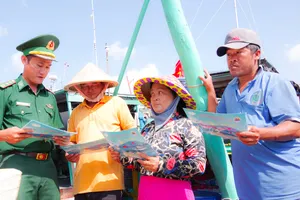 Lực lượng biên phòng tỉnh Sóc Trăng xuống tàu tuyên truyền chống khai thác IUU