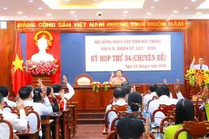 Các đại biểu HĐND tỉnh Sóc Trăng biểu quyết thông qua nghị quyết