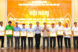 Khen thưởng các tập thể, cá nhân có thành tích xuất sắc trong thực hiện chương trình xóa nhà tạm, nhà dột nát 2025