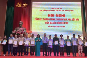 í thư Tỉnh ủy tỉnh Bến Tre Hồ Thị Hoàng Yến tặng bằng khen cho tập thể và cá nhân có thành tích trong công tác triển khai xóa nhà tạm, nhà dột nát trên địa bàn tỉnh