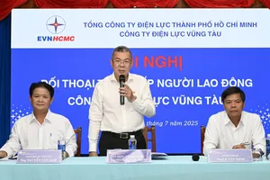 Ông Nguyễn Văn Thanh, Tổng giám đốc EVNHCMC trực tiếp giải đáp nhiều vấn đề mà người lao động băn khoăn