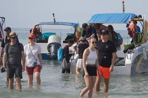 Khách quốc tế tham quan, trải nghiệm tại Hòn Bảy Cạnh, Vườn Quốc gia Côn Đảo