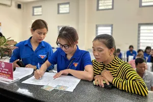 Các đoàn viên xã Tân Châu, Tây Ninh hỗ trợ người dân thực hiện thủ tục hành chính