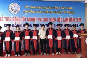 Lễ trao bằng tốt nghiệp và giới thiệu việc làm cho các học viên ở tỉnh Tây Ninh