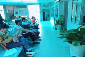 Người dân chờ làm thủ tục khám chữa bệnh tại Bệnh viện Đa khoa Long An, tỉnh Tây Ninh