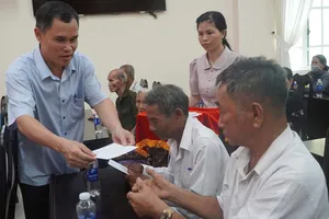 Ông Phan Thanh Liêm, Phó Chủ tịch UBND xã Đất Đỏ trao quà đến gia đình chính sách, người có công dịp 27-7