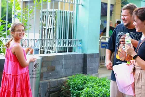 Du khách thích thú với trụ uống nước tại vòi tại TPHCM