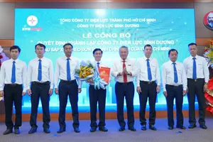 Ông Phạm Quốc Bảo, Chủ tịch HĐTV EVNHCMC (thứ tư từ phải sang) chúc mừng Ban lãnh đạo Công ty Điện lực Bình Dương tại lễ công bố quyết định thành lập đơn vị