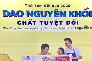 Khách hàng đổi tem lấy bộ dao bếp RoyalVKB