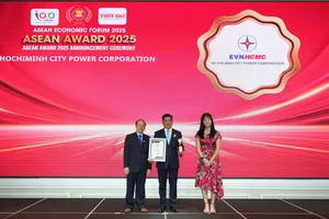 Ông Bùi Hải Thành, Phó Tổng giám đốc EVNHCMC đại diện nhận chứng nhận Top 10 Doanh nghiệp tiêu biểu ASEAN 2025