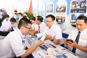 Nhiều ứng viên tìm kiếm cơ hội việc làm tại Ngày hội việc làm sân bay Long Thành