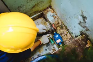 Nhân viên SAWACO gắn đồng hồ nước cho người dân tại TPHCM